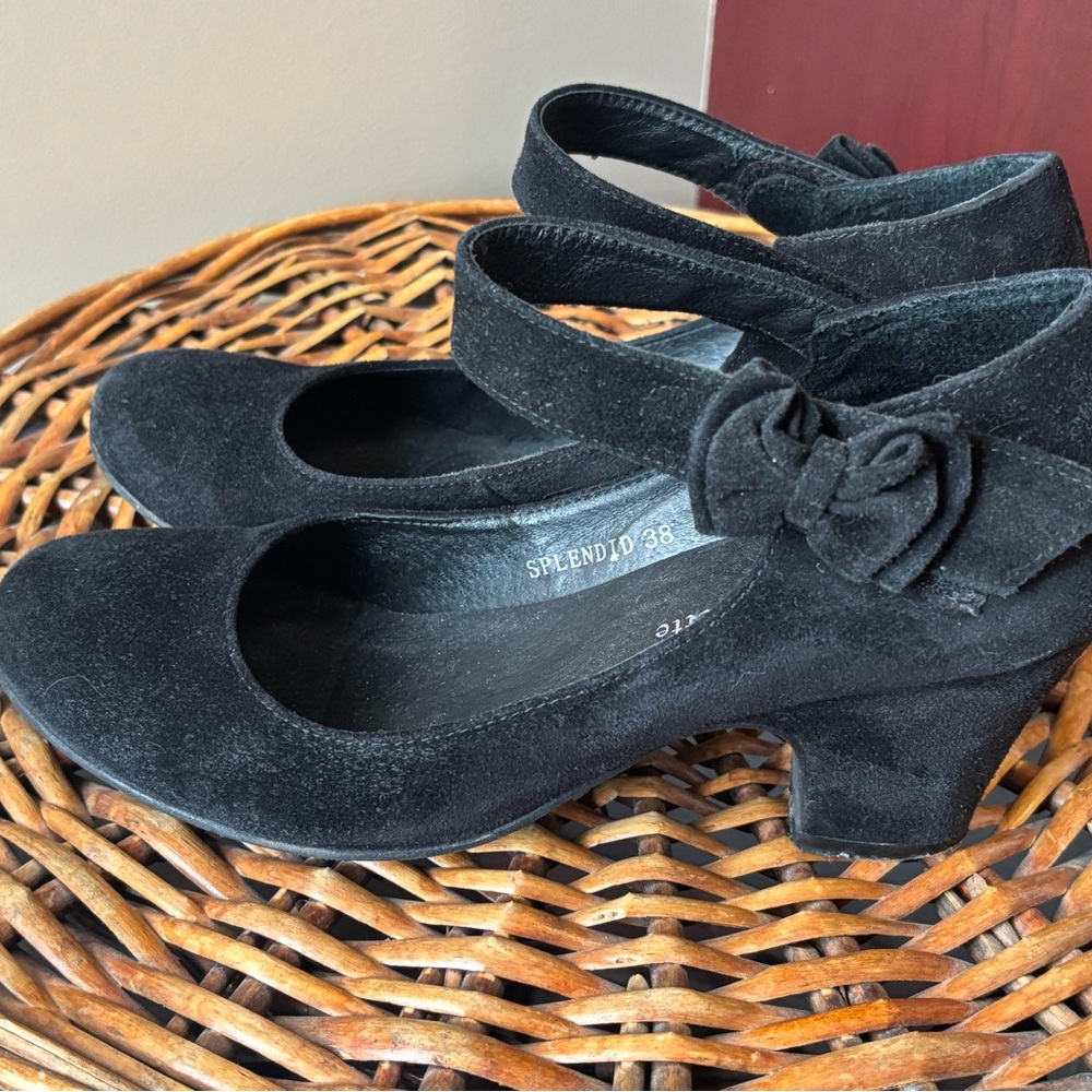 Chic Black Heels with Sleek Design